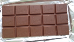 Вид плитки шоколада "Алёнка" с фундуком сверху