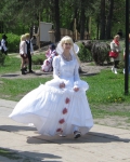 Девушка в белоснежном платье