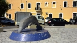 Постамент дельфину на набережной Иерапетры