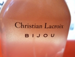 Название "Bijou"  написано изящным шрифтом