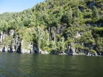 Скалистые берега Телецкого озера покрывают леса