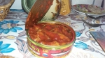 открытая банка кильки в томатном соусе "Вкусные консервы"