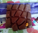 Шоколад с арахисом, драже и карамелью сам шоколад