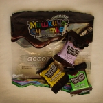Три вида конфет ассорти "Мишкино счастье" на фоне упаковочного пакета