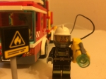 пожарник с брандспойтом
