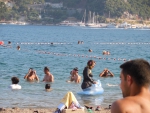 Турчанки купаются в своих купальных костюмах