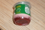 Сквозь пластик коробочки можно увидеть второй слой йогурта