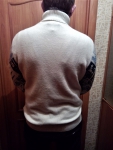 Мужской свитер на модели со спины