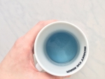 Голубая жидкость энергетического напитка "Burn" Apple Kiwi.
