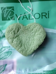 Конжаковый спонж для лица с экстрактом зеленого чая Valori в сухом состоянии оборотная сторона