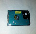 Нижняя часть и контакты жесткого диска Toshiba MQ01ABF050