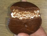 Печенье прослоенное глазированное Lotte Choco Pie Cacao на разломе