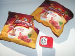 Упаковки сухариков и контейнер с кетчупом