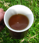 Общий вид готового чая при естественном солнечном освещении