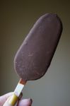 Мороженое Коровка из Кореновки "Пломбир Эскимо в шоколадной глазури" - само эскимо
