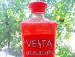 Шампунь Vesta "Земляника" с бальзамом и кондиционером для нормальных и склонных к сухости волос