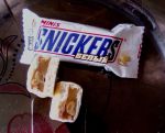 Шоколадный батончик "Snickers" Белый в разрезе