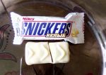 Шоколадный батончик "Snickers" Белый развернутый
