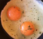 яйца в процессе жарки