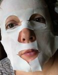 тканевая маска на лице