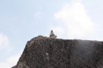 "Пирамидка" из камней на вершине валуна
