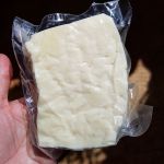 Сыр помещен в вакуумную упаковку
