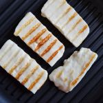 Обжаренные кусочки сыра на сковороде-гриль