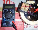 Мультиметр DT-830B в режиме измерения переменного напряжения
