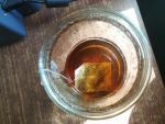 Пакетик Чая для повышения лактации заваривается в стакане