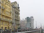Вид с набережной Влтавы на угол улицы Ресслова и Танцующий дом