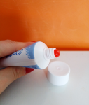Зубная паста для детей имеет клубничный цвет и аромат