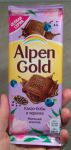 Красивая упаковка молочного шоколада Alpen Gold какао-бобы и черника