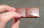 кусочки молочного шоколада Alpen Gold какао-бобы и черника