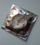 Индивидуально упакованный презерватив марки VIVA.
