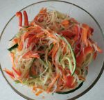 Готовый салат с фунчозрй и овощами