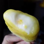 Кусочки ананаса в молочном мороженом