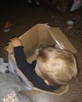 Процесс игры с коробком из под подгузников