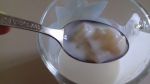 Кусочки груши в йогурте
