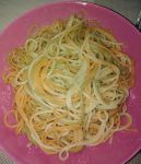 Обычные спагетти, шпинат и помидор