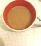 Чашка кофе с двумя порциями сливок