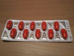 Овальные двояковыпуклые таблетки, покрытые пленочной оболочкой красного цвета, с риской.