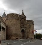 Стены и ворота старого города.