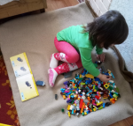 Ребенок играет с Лего