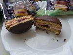 Пирожное Orion Choco Pie «Черная смородина» в разрезе