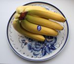 Бананы на блюде