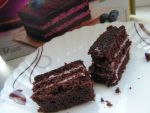 Шоколадно-черничный торт в разрезе