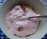 Внешний вид йогурта, видна слива