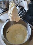 Взбиваю творожный сыр для крема
