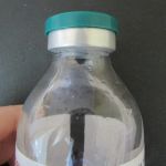 бутылки закупорены резиновыми пробками и обжаты пластиковыми колпачками