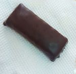 Сверху батончик покрыт шоколадной глазурью